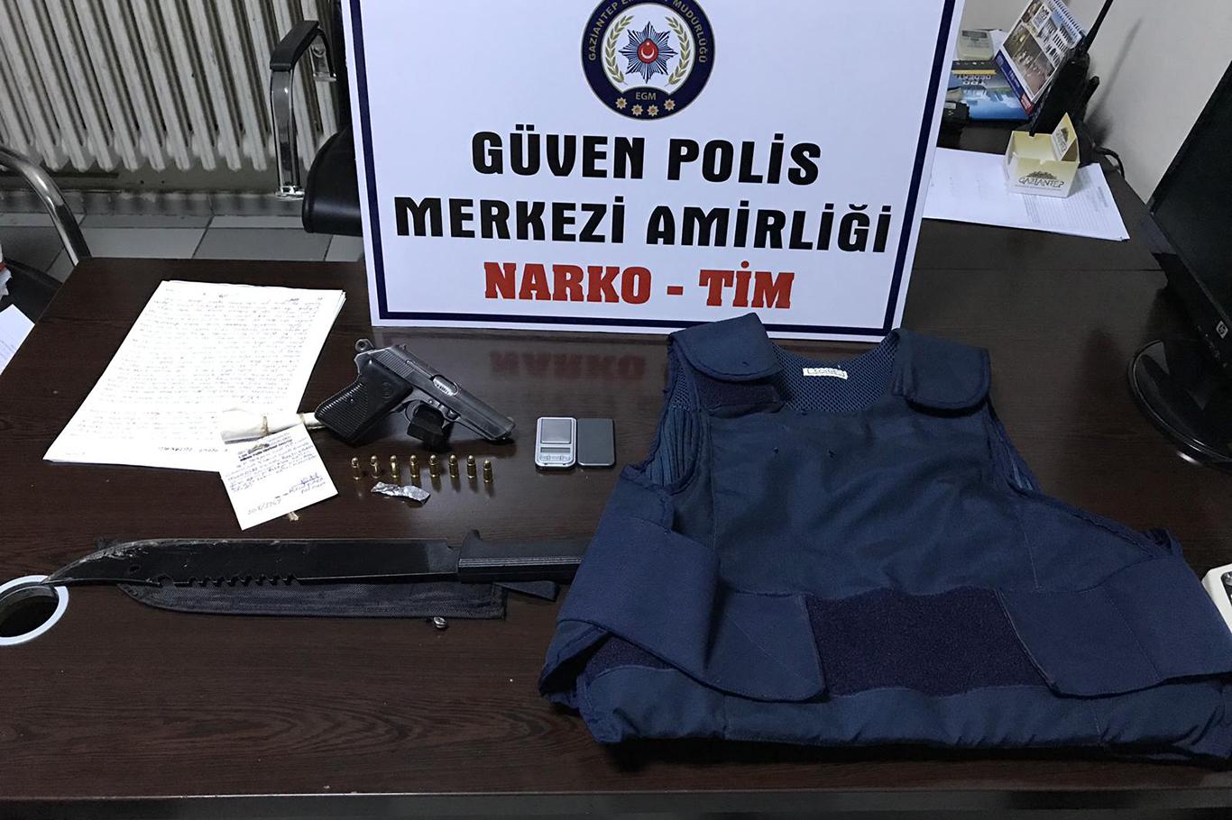 Uyuşturucu operasyonunda çelik yelek ele geçirildi Uyuşturucu operasyonunda çelik yelek ele geçirildi